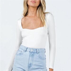 Princess Polly white long sleeve sweetheart neckline bodysuit size 6 fitted